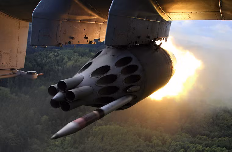 Cận cảnh đạn rocket trên Mi-24P rời bệ phóng.