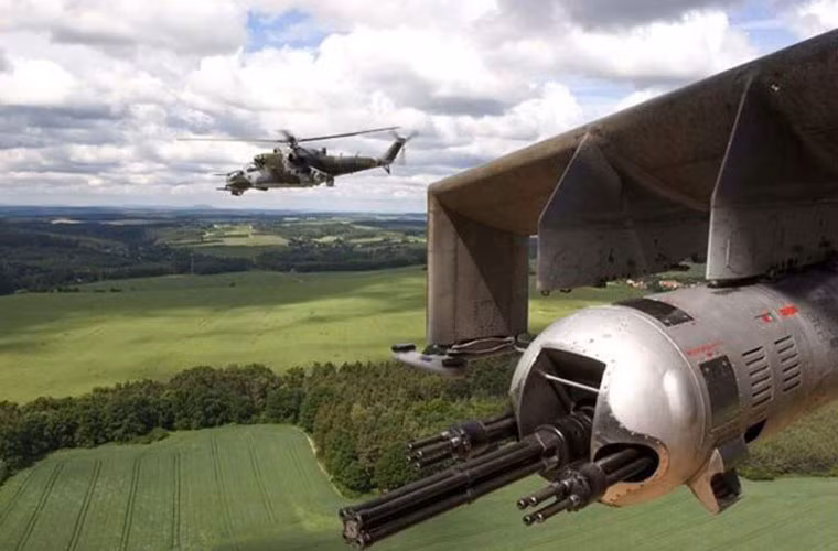 Giá treo của Mi-24P có thể mang gunpod UPK-23-250 với pháo 23mm GSh-23L nòng kép hoặc gunpod GUV-8700 với cụm hỏa lực gồm khẩu súng máy 6 nòng 12,7mm, hai súng máy 7,62mm hoặc súng phóng lựu 30mm. Trong tác chiến chống quân IS, đây sẽ là những vũ khí chế áp tuyệt vời buộc quân IS phải chui rúc trong các công sự phòng ngự. Việc ló mặt ra là hành động “điên rồ, tự sát”.