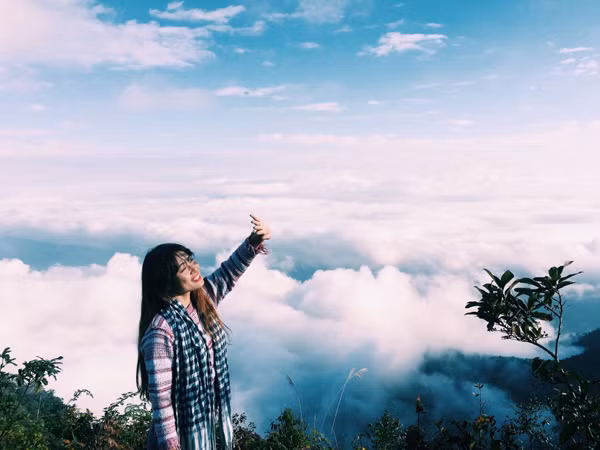 Đến với Y Tý đa phần đều là dân du lịch phượt, du lịch bụi nên chi phí cho chuyến đi này không quá tốt kém. Y Tý hiện đã có nhà nghỉ homestay và cả nhà khách quân đội trong đồn biên phòng.