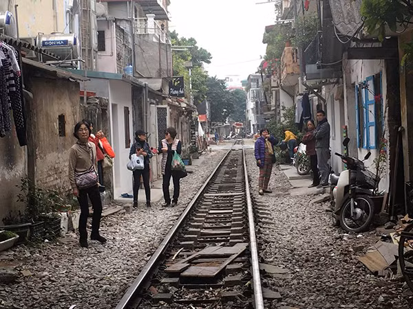 Vì sự tò mò và mới lạ, rất nhiều du khách cũng tìm đến quán để thử cảm giác cà phê mạo hiểm trên đường ray. Tuy nhiên, họ đã phải ra về trong sự ngỡ ngàng và hối tiếc.