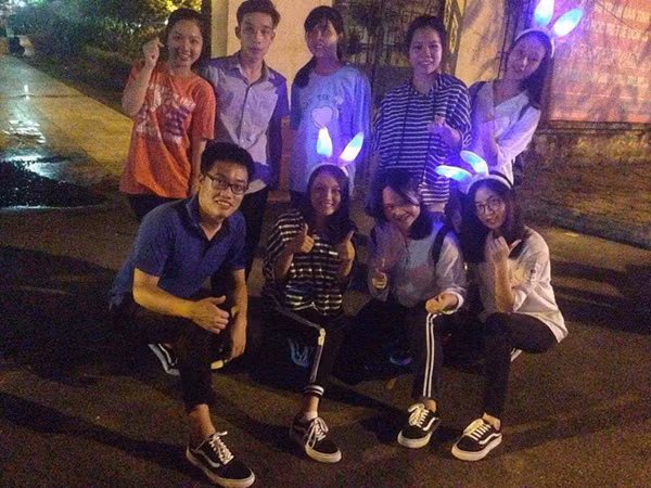 Tài khoản N.V.H bình luận: ‘Nhìn cả lớp đi giày này kết hợp áo trắng thì nổi bật nhất trường rồi. Sao ngày xưa lớp mình không nghĩ ra nhỉ, các em sáng tạo quá'.