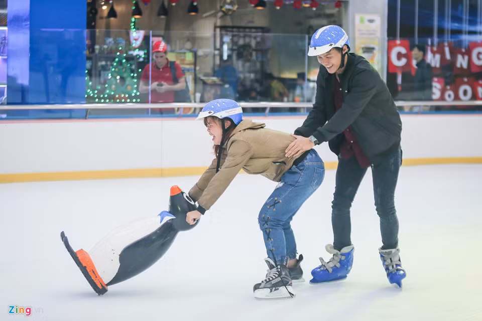 Vì thế, sân băng tại đây được dự đoán sẽ rất thu hút rất đông người trong mùa Giáng sinh và lễ hội sắp tới, đặc biệt là các bạn trẻ - những người vốn yêu thích sự mới lạ.