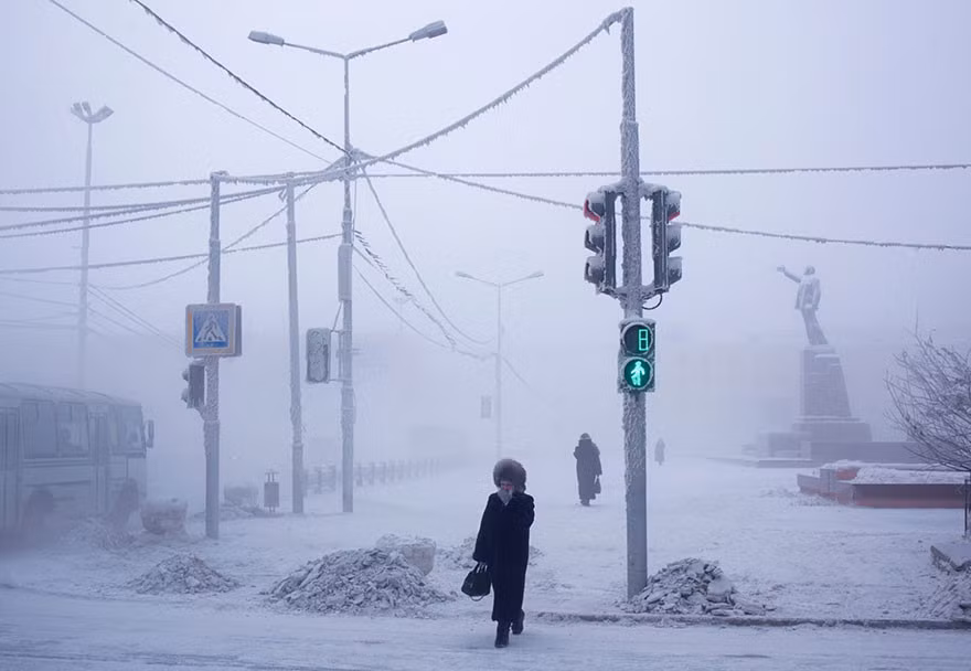  Nơi lạnh nhất có người sinh sống: Thị trấn Oymyakon của Nga chỉ có khoảng 500 người sinh sống. Với nhiệt độ trung bình là -50 độ C, khí hậu ở đây có ảnh hưởng nghiêm trọng đến sức khỏe con người. Mặt đất đóng băng quanh năm và cả thị trấn chỉ có một khách sạn. Du khách có thể trượt tuyết, chơi hockey và câu cá ở đây. Ảnh: Boredpanda.