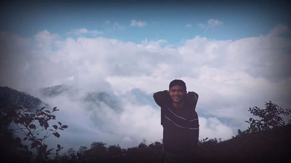 Y Tý thuộc huyện Bát Xát, tỉnh Lào Cai, là một cung đường chiếm trọn tình yêu của những người đam mê du lịch phượt. Cảnh quan núi rừng hùng vĩ và những con đường đèo uốn lượn khiến bất cứ ai cũng phải choáng ngợp và thích thú. Bởi thế, với những người ưa du lịch bụi, Y Tý là một điểm đến không chỉ khiến họ muốn đi một lần.