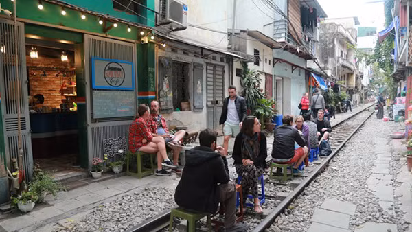 Tuy nhiên, vừa mới sáng nay (11/12), các cơ quan chức năng gồm Công an phường Điện Biên, phòng CSGT, Công an Hà Nội đã yêu cầu loạt quán cà phê trong ngõ tạm dừng hoạt động kinh doanh vì lý do vi phạm lấn chiếm hành lang an toàn đường sắt theo quy định của pháp luật.