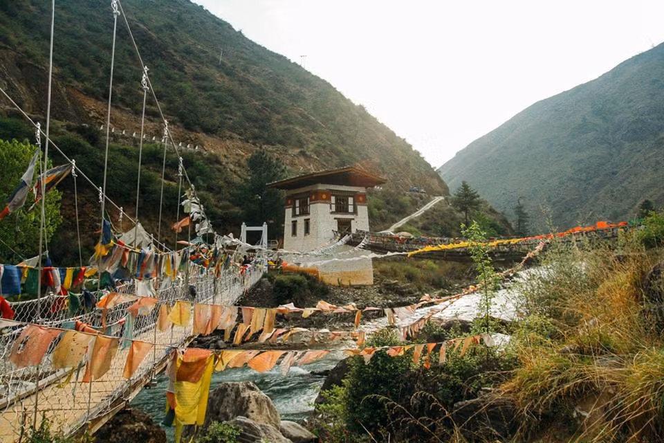Về ăn uống, do Bhutan là đất nước ăn chay nên nếu không phải là người có thể ăn chay trường thì sẽ cảm thấy không quá thú vị về khi thưởng thức ẩm thực nơi này.