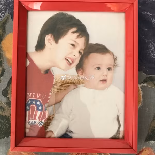 Chẳng thế mà mới đây, khi những hình ảnh của hai anh em trai người Trung Quốc xuất hiện ở một số diễn đàn trên mạng xã hội, rất nhanh sau đó, danh tính của các chàng thơ này đã được tìm ra.