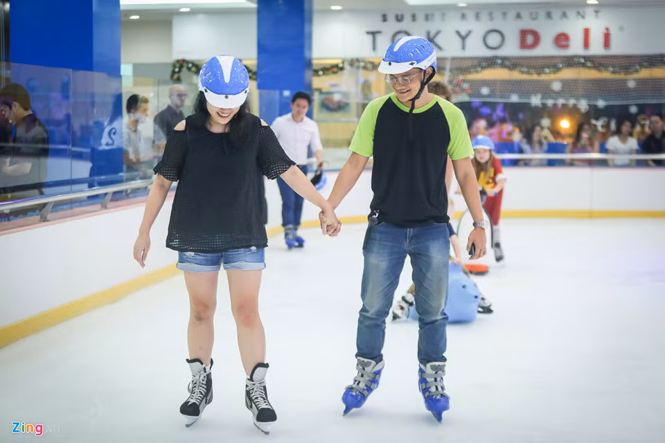 Trải nghiệm lần đầu loại hình thể thao hàn đới này, hai bạn Nguyễn Trọng Duy và Phan Hồng Hạnh cho biết rất ấn tượng với việc trượt băng ngay tại Việt Nam. Tuy nhiên, hai bạn gặp không ít khó khăn trong những đường trượt đầu tiên.