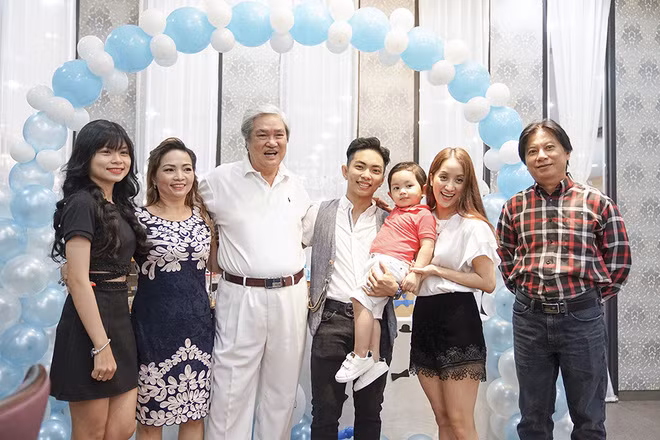 Khánh Thi và gia đình bên chồng trong ngày sinh nhật con trai. Cô thừa nhận làm dâu nhà chồng đại gia khá thoải mái, không phải động tay động chân đến bất cứ việc gì.