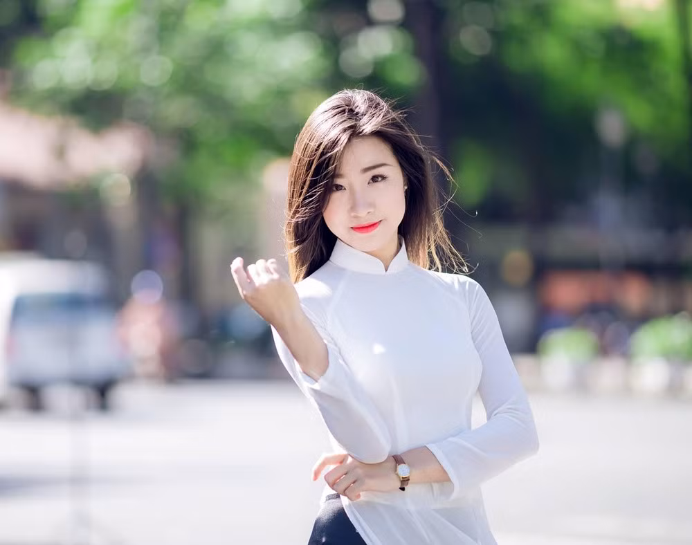 Nguyễn Phương Hoa (22 tuổi, cao 1,66 m, số đo ba vòng 84 - 64 - 91), đã có màn giao tiếp bằng tiếng Anh lưu loát với ban giám khảo cuộc thi Hoa hậu Hoàn vũ năm 2017.