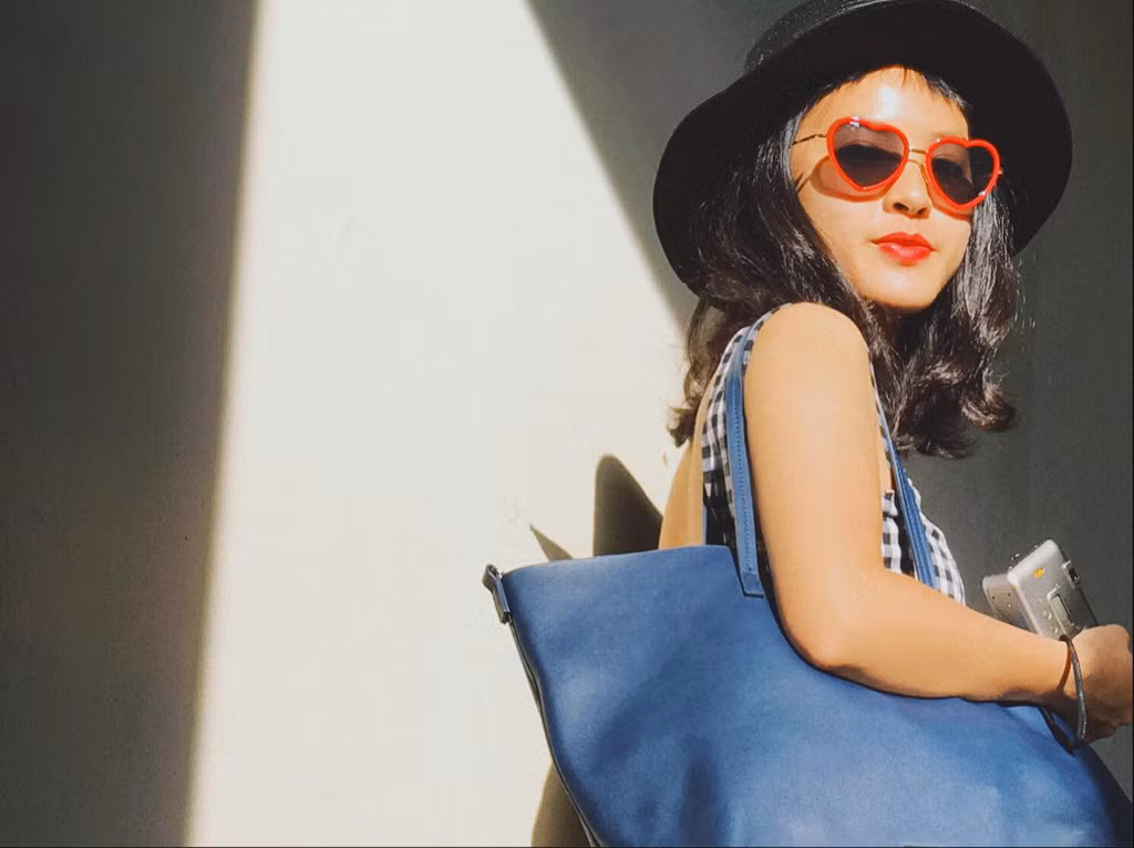 9X thường diện những bộ trang phục cá tính, có phần phá cách. Trong tương lai, cô mơ ước mơ trở thành doanh nhân thành đạt giống bố mẹ. Nữ sinh cho rằng ước mơ này không chỉ có ý nghĩa với bản thân mà còn đem lại những giá trị tích cực cho xã hội.