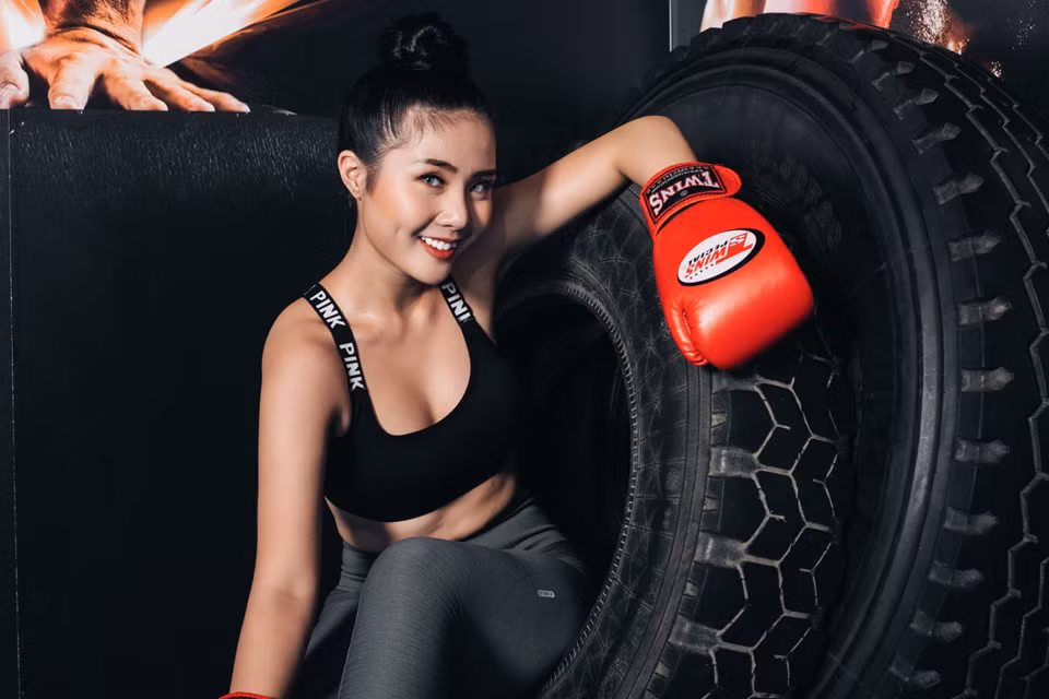 Thí sinh Trần Nhật Anh (19 tuổi) học lớp FB10A - Cử nhân kinh doanh. Nhật Anh chia sẻ cô tham gia cuộc thi để lưu lại kỷ niệm đẹp của quãng đời sinh viên.