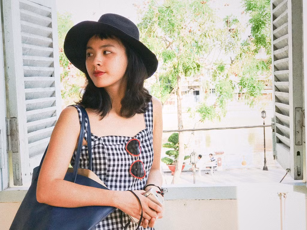 Quỳnh Nga được bạn bè nhận xét có nét giống Á hậu Dương Trương Thiên Lý. Tự nhận mình là cô gái có tính cách lạc quan, hòa đồng, cô có nhiều bạn bè và được nhiều người yêu mến. Sở thích của Quỳnh Nga là hát, vẽ, đi du lịch và xem phim.