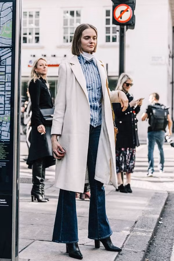 Sự kết hợp quần jeans ống loe, bốt và áo khoác dáng dài chắc chắn sẽ không thể thiếu trong tủ đồ mùa đông của các fashionista.