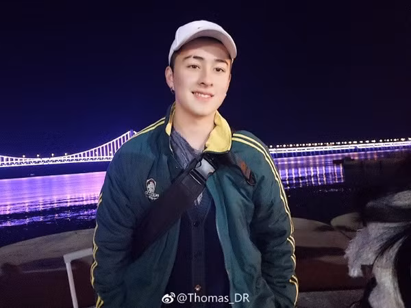 Thomas (sinh năm 1998) là anh trai, chàng trai này sở hữu một chiếc mũi cao vút 'chuẩn Tây' cùng đôi mắt sâu hút hồn mà nâu socola khiến bất kì cô gái nào nhìn cũng thấy mê đắm. Làn da trắng mướt cùng chiều cao lý tưởng cũng khiến nửa kia thế giới đổ rầm rầm.