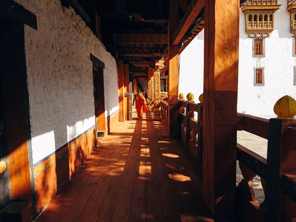 Hiện tại có rất nhiều tour du lịch tổ chức chuyến đi tới Bhutan với các mức giá khác nhau tùy theo sự lựa chọn của mỗi người. Trung bình, giá thông thường vào rơi vào khoảng 1500 – 2000 USD, cũng có khi lên tới 3000 USD tùy vào thời điểm đặt tour hay tính chất của chuyến đi.