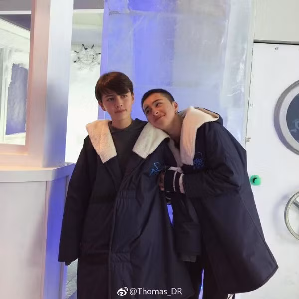 Ngay sau khi bức ảnh được đăng tải đã thu hút được rất nhiều sự quan tâm không chỉ của các chị em mà còn của nam giới. Đa số cho rằng, hai anh em đứng cạnh nhau như vậy đúng là vẻ đẹp nhân đôi, có thể bóp nghẹt bao trái tim thiếu nữ chỉ bằng một ánh nhìn.