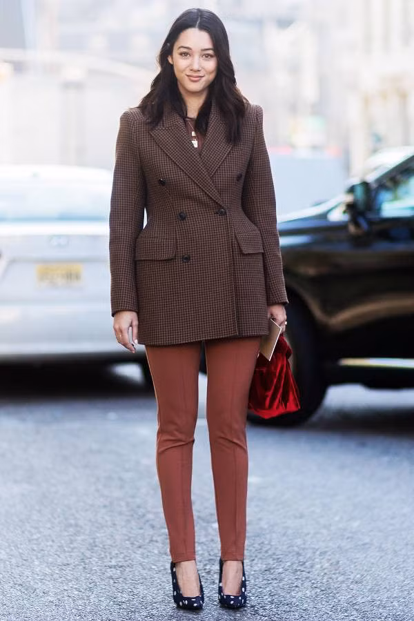 Bạn sẽ không bao giờ mắc sai lầm khi diện áo khoác được thiết kế tỉ mỉ và giày cao gót chi tiết ấn tượng.