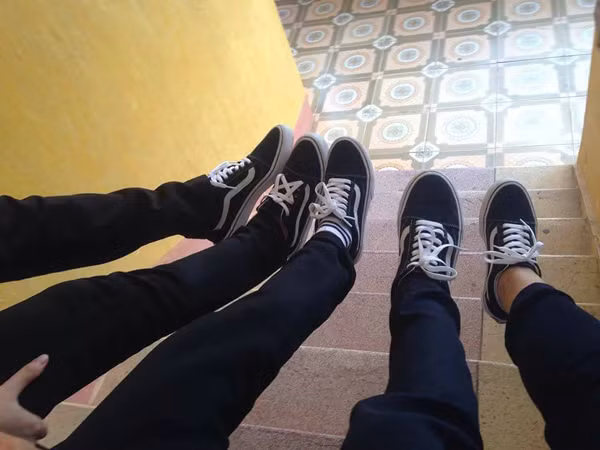 ‘Nếu thiết kế giày màu đỏ đảm bảo còn nổi bật nữa, mình sẽ về bảo lớp mình làm hẳn quả đồng phục này để cạnh tranh với trường bạn luôn', Nam Linh cho hay.