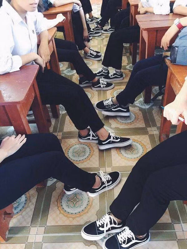 Theo lời nhận xét của thành viên lớp, bộ đồng phục này khiến mỗi thứ 2 chào cờ đầu tuần, lớp học đều nổi bật nhất trường khiến ai cũng phải ngước nhìn.