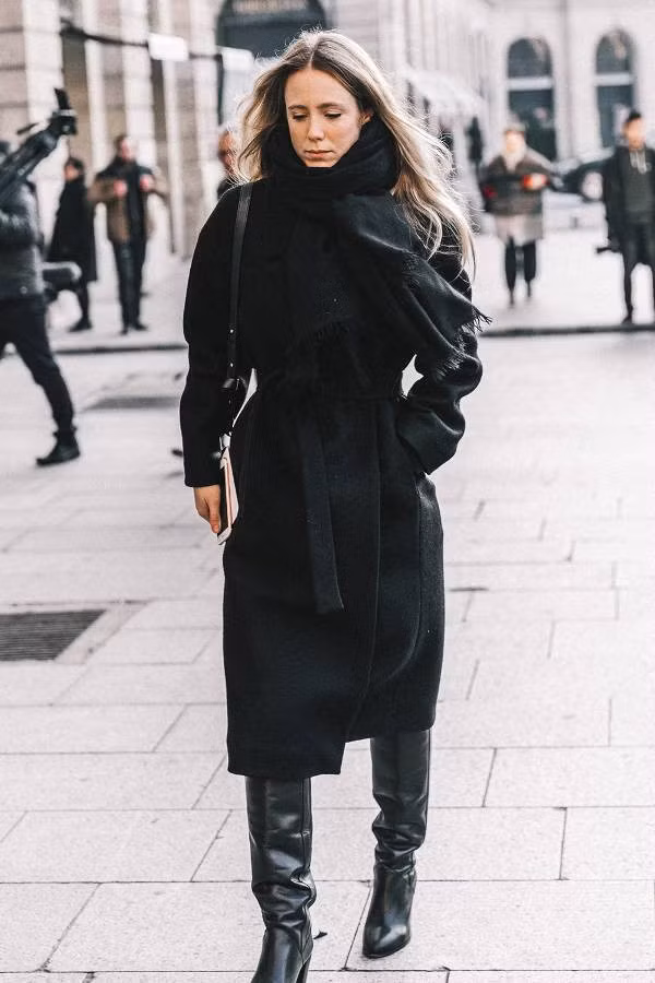 Với những ngày đại hàn, khăn quàng, áo khoác dài, bốt cao quá gối là lựa chọn hoàn hảo.