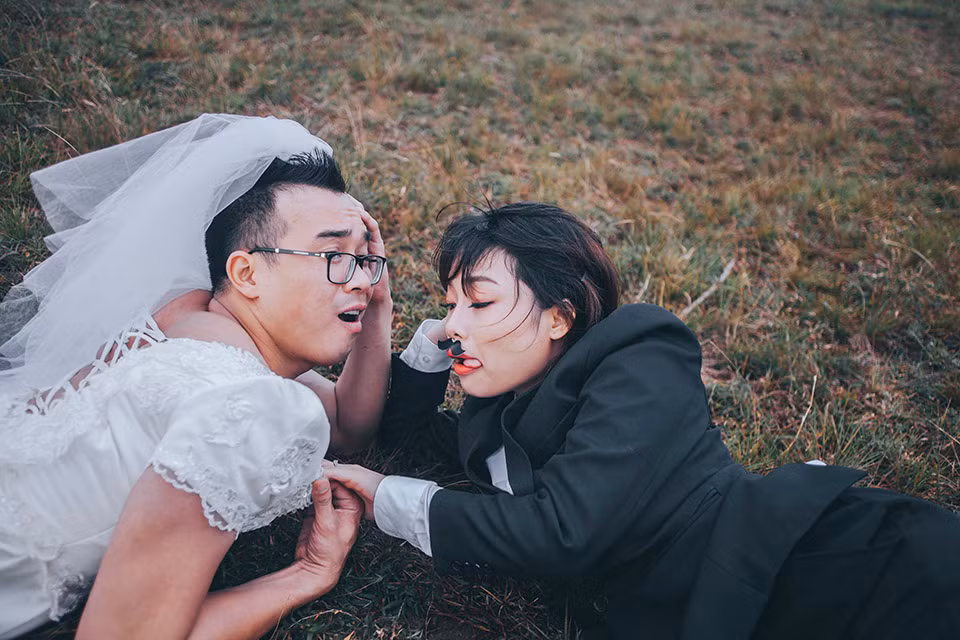 Còn Thảo Trâm thì chia sẻ: 'Lần đầu tiên gặp anh ấy mình cũng không có ấn tượng lắm. Thế nhưng qua tiếp xúc thì thấy anh ấy tuy nói nhiều nhưng tính tình lại rất chân thật và ấm áp'.