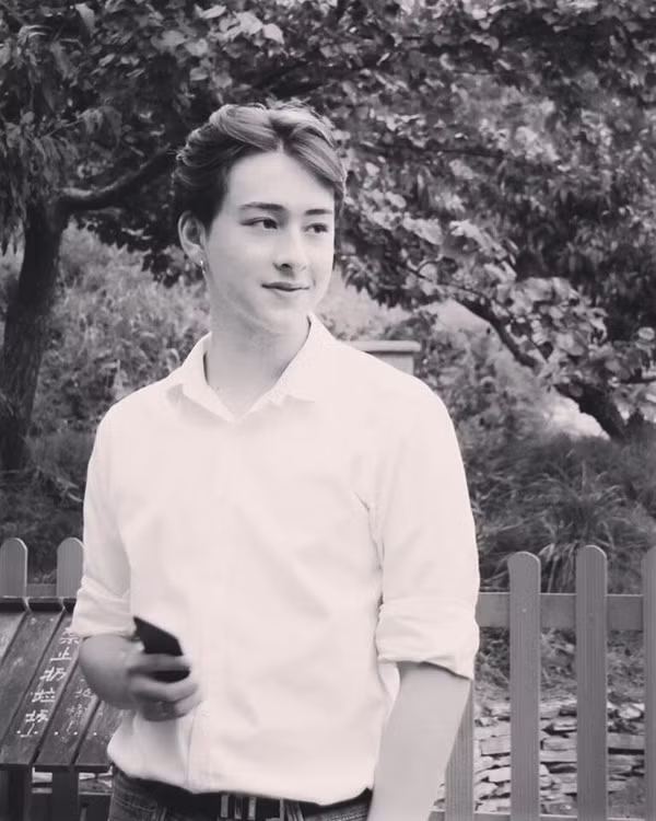 Theo thông tin 'hội mê sắc đẹp' tìm ra, hai chàng là con lai giữa Bỉ và Trung Quốc, bởi vậy gương mặt vừa có nét ôn nhu, dịu dàng của châu Á, lại thêm vẻ lịch lãm, mạnh mẽ của Âu châu. Hiện tại, hai anh em đang sống cùng gia đình tại Trung Quốc.