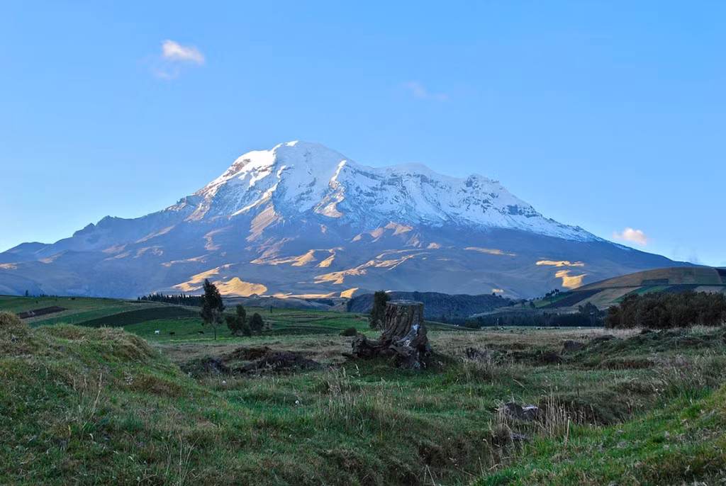  Nơi gần không gian ngoài vũ trụ nhất: Núi Chimborazo (Ecuador) cao khoảng 6.096 m, thấp hơn Everest. Tuy nhiên, nhờ vị trí đặc biệt trên vỏ trái đất, đỉnh Chimborazo là điểm xa nhất tính từ tâm Trái đất. Điều đó đồng nghĩa với việc bạn sẽ ở gần không gian vũ trụ hơn bất cứ nơi nào khác. Ảnh: Remezcla.