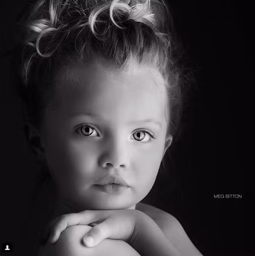  9. Tallia Burk (7 tuổi, người Mỹ): Tallia được truyền thông phát hiện có nhiều nét tương đồng mẫu nhí người Pháp Thylane Blondeau - cô bé đẹp nhất thế giới năm 2016. Dù mang dòng máu Mỹ, Tallia lại sở hữu nhiều nét đẹp của những cô bé Pháp. Nhiều “ông lớn” thời trang như Ralph Lauren và Oscar de la Renta cũng rất tin tưởng chọn Tallia làm gương mặt đại diện.