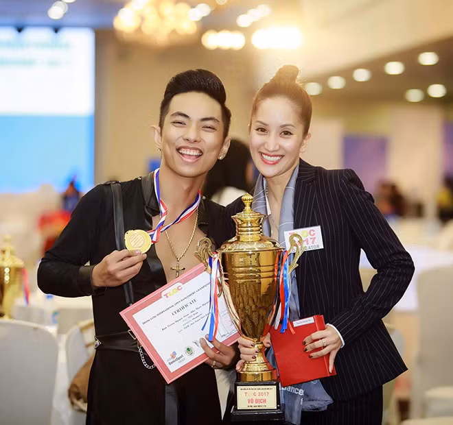 Bên cạnh công việc giảng dạy, làm huấn luyện viên và chấm thi quốc tế, Khánh Thi còn là hậu phương vững chắc giúp ông xã chinh phục các thành tích trên con đường sự nghiệp.