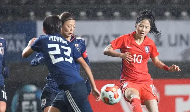 Trong trận đấu giành cúp Đông Á, đội tuyển nữ Hàn Quốc đã nhận thất bại 3-2 trước đối thủ Nhật Bản. Nhưng bên cạnh kết quả trận bóng, nhan sắc của nữ cầu thủ Lee Mina (áo đỏ) mới trở thành tâm điểm cộng đồng mạng.