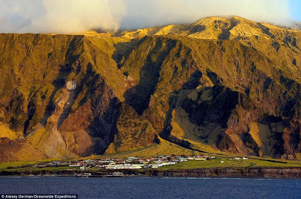  Nơi xa xôi nhất trên Trái đất: Tristan da Cunha là lãnh thổ hải ngoại thuộc Anh, cách đất liền gần nhất là hơn 2.800 km. Đảo có 300 cư dân và không có sân bay, du khách chỉ có thể đến đây bằng tàu. Ảnh: Daily Mail.