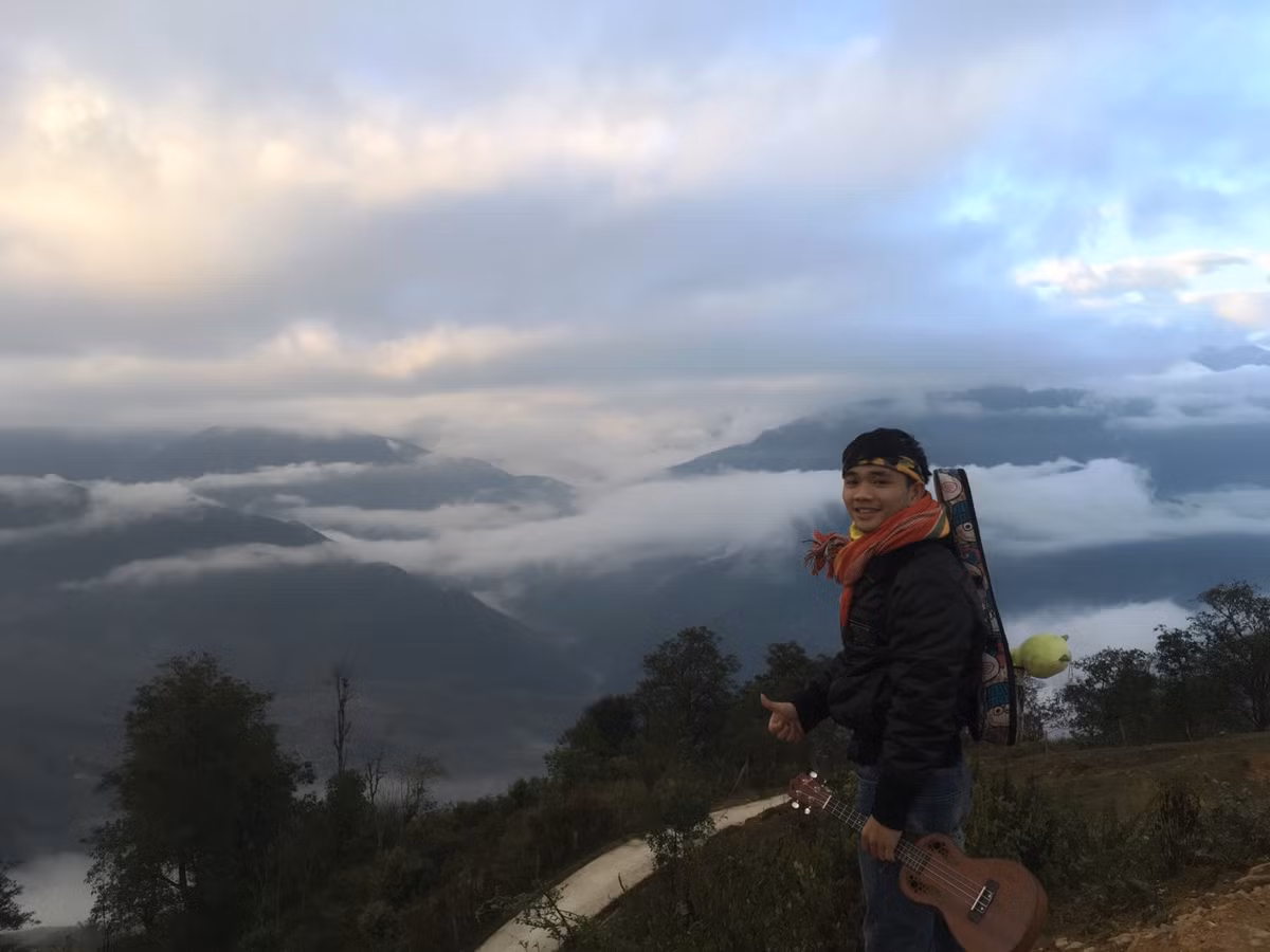 “Từ Hà Nội lên Y Tý có nhiều cung đường để đi nhưng độ dài cũng phải ngót nghét 450km. Dọc đường lên Y Tý, cảnh quan hai bên đường đẹp đến mê say lòng người với đèo hùng vĩ, bãi đá, cánh đồng lau, những thung lũng ruộng bậc thang ngút ngàn...” – Nguyễn Vinh.