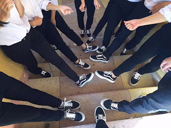 Các thành viên của lớp 12A1 trường THPT Tiên Lãng (Hải Phòng) lại chọn đồng phục cho lớp mình là một đôi giày thể thao màu đen trắng. Bằng việc 38 thành viên trong lớp đi 38 đôi giày giống hệt nhau, các bạn ấy đã có được một bộ trang phục hoàn chỉnh và ‘chất nhất quả đất' rồi.