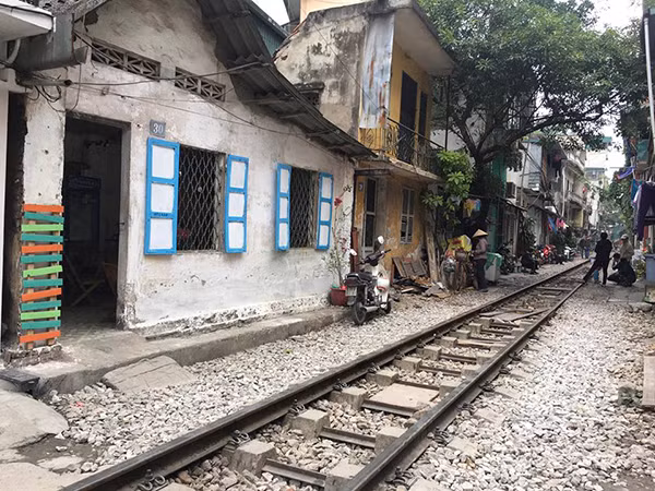 Trò chuyện với PV, chủ quán cà phê cho biết: ‘Mình biết tàu vẫn chạy qua đây khung giờ nào nên đã gắn biển thông báo các khung giờ không mở cửa để khách chủ động di dời. Mở cửa cũng được 10 ngày rồi, cũng muốn tiếp tục lắm nhưng tạm thời thì không được kinh doanh nữa'.