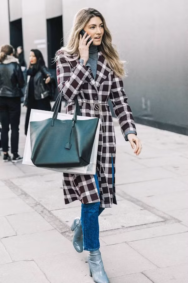 Hãy thử cài hết cúc áo khoác để nâng tầm cho trang phục.