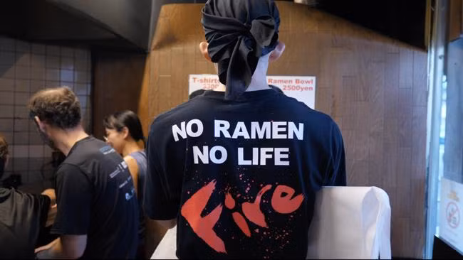 Thế nhưng, bước chân vào bên trong, bạn sẽ thấy Menbakachidai có khả năng điều khiển lửa và biến món mì ramen cũ mèm thành một món ăn ở tầm cao mới, vô cùng ngoạn mục.