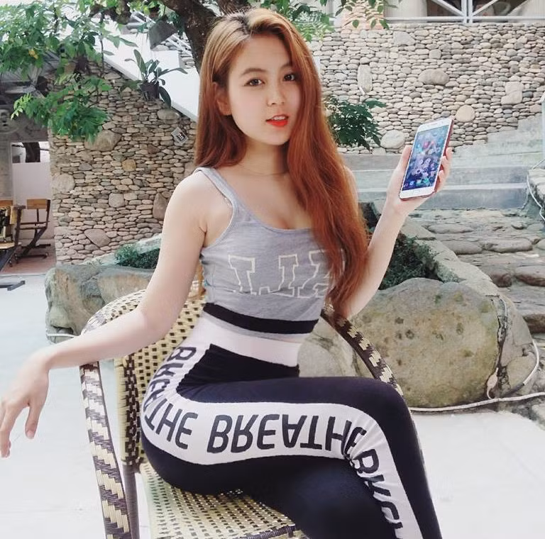 Chia sẻ bí quyết có "vòng eo con kiến", Nam Trân cho hay cô ngưỡng mộ thân hình của người mẫu Ngọc Trinh nên lấy đó là hình tượng để phấn đấu.