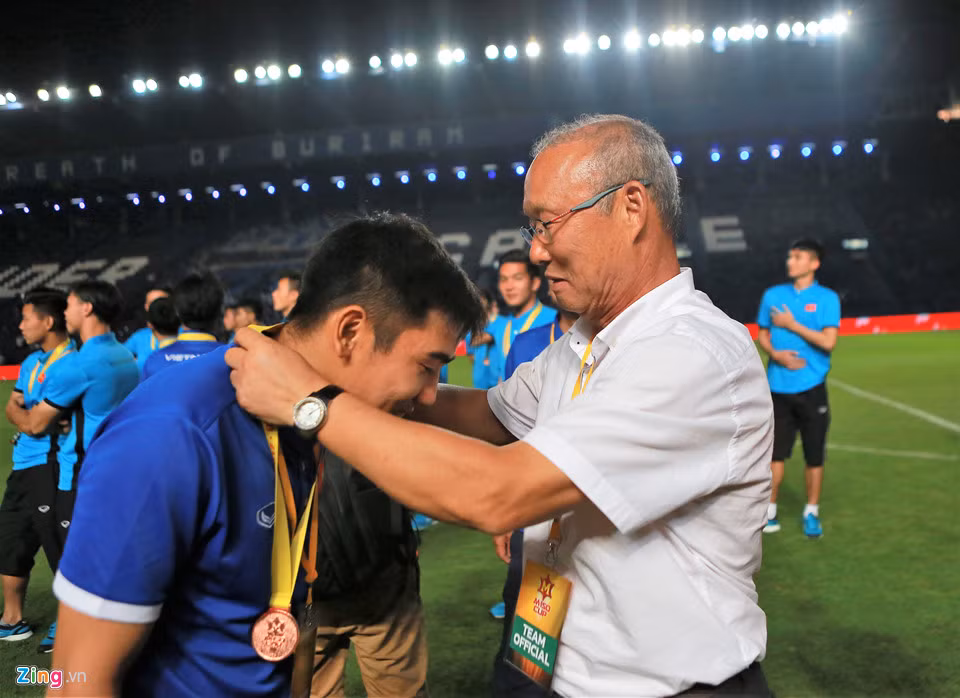 Ban tổ chức giải Giao hữu quốc tế tại Thái Lan chỉ chuẩn bị huy chương cho đúng số lượng cầu thủ và ban huấn luyện đăng ký trong danh sách thi đấu. Bởi vậy, bác sĩ trẻ như Phạm Văn Minh và nhóm cầu thủ bị chấn thương gồm Trọng Đại, Bùi Tiến Dũng... không nằm trong danh sách này.