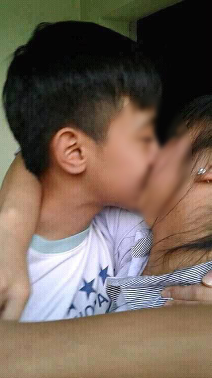 Hai học sinh công khai hôn nhau.