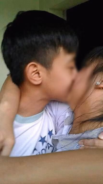 Hai học sinh công khai hôn nhau.