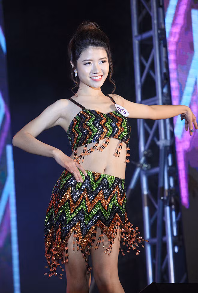 Hồ Thị Thủy Tiên sinh năm 1998, là một thành viên của lớp Nga 1, khoa Kinh tế đối ngoại. Không chỉ xinh xắn, Thủy Tiên còn đang là Trưởng ban thời trang của CLB MC và Thời trang của ĐH Ngoại thương.