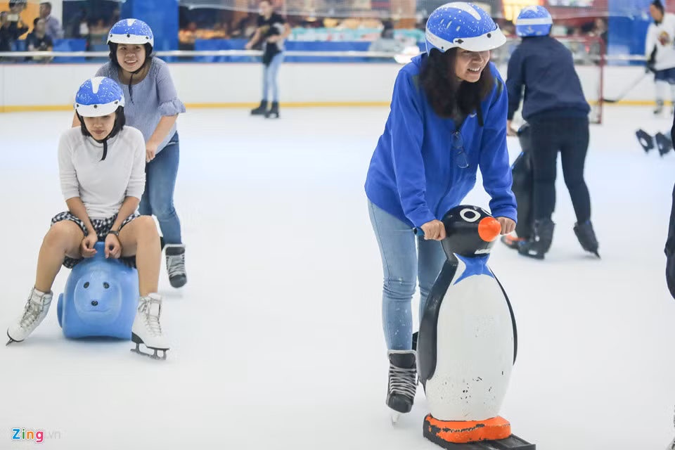 Ngày 14/12, Tổng Lãnh sự quán Canada, Cancham (Hiệp hội doanh nghiệp Canada tại Việt Nam) phối hợp cùng một trung tâm thương mại ở Thảo Điền đã tổ chức sự kiện khúc côn cầu và các môn thể thao trên băng lần đầu tiên tại Việt Nam.