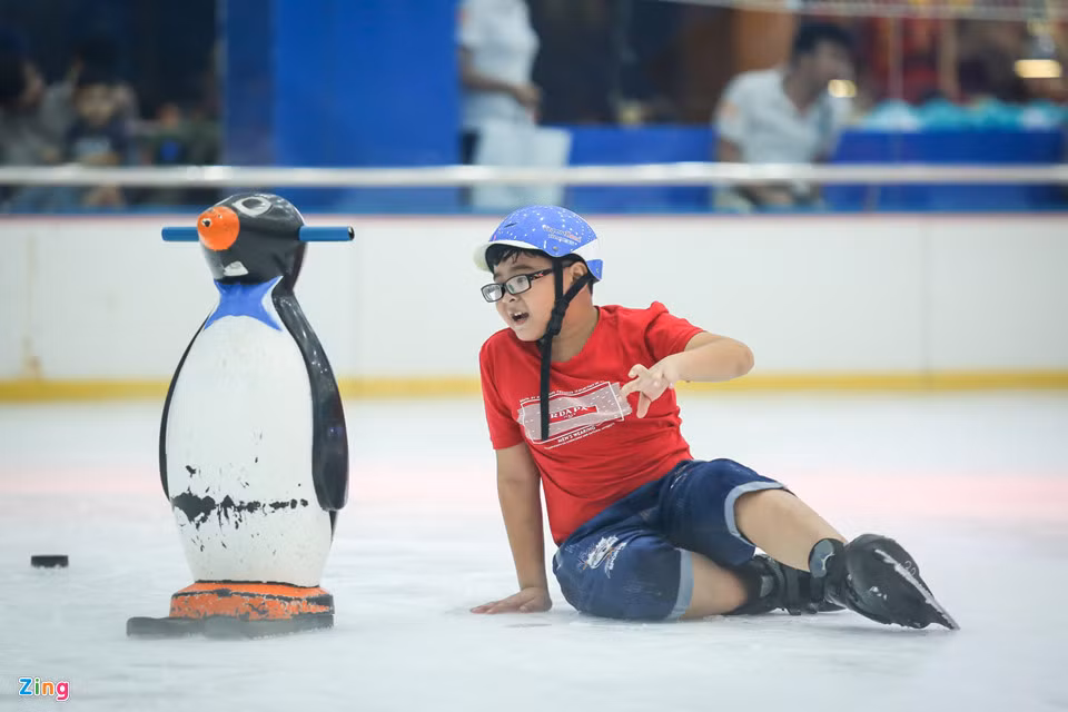 Tương tự, một cậu bé đã bị vấp té vì không chưa thể làm quen với sân băng trơn trượt.