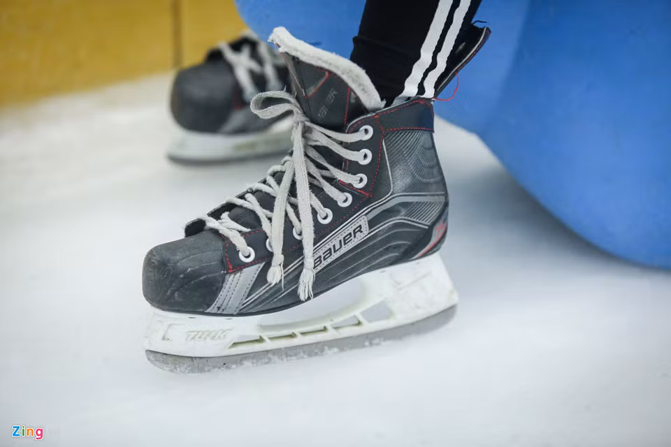 Giày chuyên dụng trượt băng được thiết kế có phần đế bằng kim loại, rất sắc để giúp cho người trượt lướt được trên băng dễ dàng.