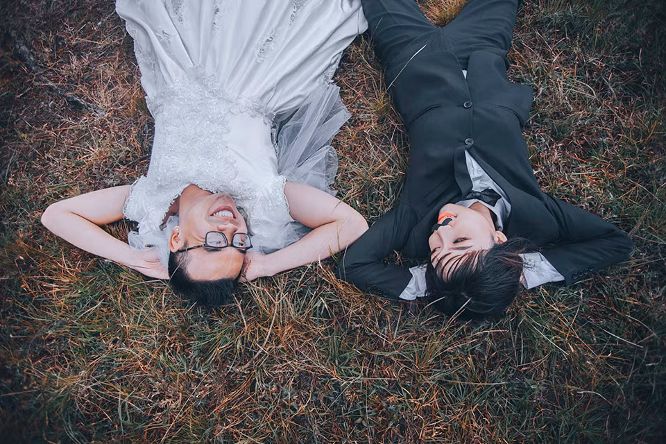 Khi được hỏi muốn gửi gắm điều gì tới bạn đời, Trâm bày tỏ: 'Trước kia em hay nói vì anh mà tuổi thanh xuân của em bị bỏ lỡ nhiều thứ. Em biết mình đã khiến anh buồn và rất xin lỗi anh. Đến hiện tại thì em mới nhận ra thanh xuân của mình chính là anh... Vì vậy em mong rằng cả tuổi trung niên hay già hơn nữa thì hai đứa mình vẫn mãi hạnh phúc như bây giờ anh nhé!'.