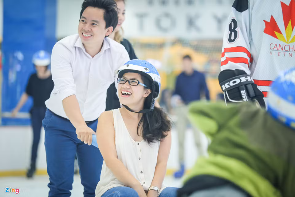 Trải nghiệm trượt băng tại đất nước nhiệt đới như Việt Nam là điều khá lạ lẫm, gây tò mò cho nhiều người.