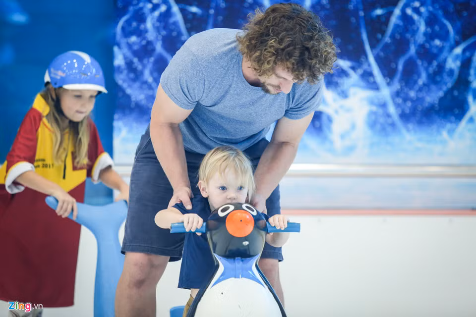 Không chỉ người Việt Nam, các em bé người nước ngoài cũng được ba mẹ đưa đến đây để trải nghiệm môn thể thao này. Khu Thảo Điền (quận 2) vốn được biết đến là khu vực có đông người nước ngoài sinh sống.