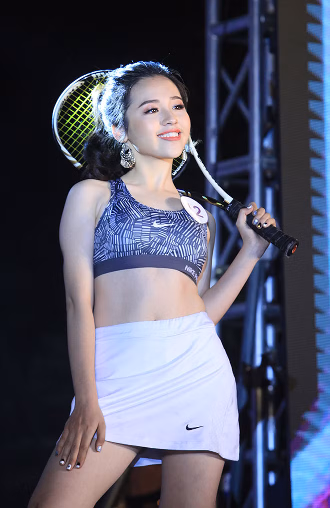 Trường không ĐH Ngoại thương Hà Nội chỉ được đánh giá cao về chất lượng đào tạo mà còn nổi tiếng với việc quy tụ rất đông những gương mặt nữ sinh xinh đẹp khiến nhiều người ngưỡng mộ. Trong đêm chung kết cuộc thi "Miss Duyên dáng Ngoại thương 2017" diễn ra vào tối 17/12, phần trình diễn trang phục thể thao của 12 cô gái được khán giả mong chờ nhất. Các cô gái trẻ trung, quyến rũ “xóa tan” đêm đông rét buốt của Hà Nội. Trong ảnh là phần trình diễn của Nguyễn Thị Thanh Xuân sinh năm 1999, hiện đang là sinh viên K56, lớp Anh 6, khoa Kinh tế Quốc tế.