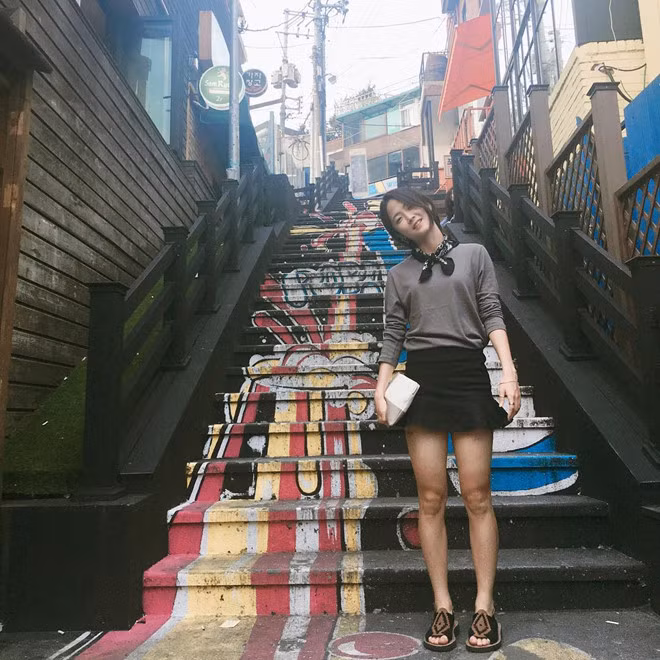 Trên sân cỏ, cô gái 27 tuổi vẫn luôn giữ được nét nữ tính, bên cạnh những pha di chuyển nhanh nhẹn, uyển chuyển, cú sút dứt khoát và chuẩn xác.